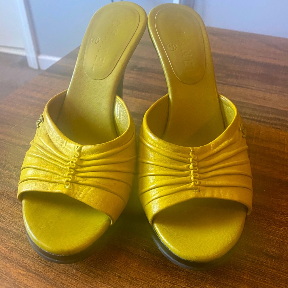 Selling this beautiful Chanel sandals, they are stunning and comfortable